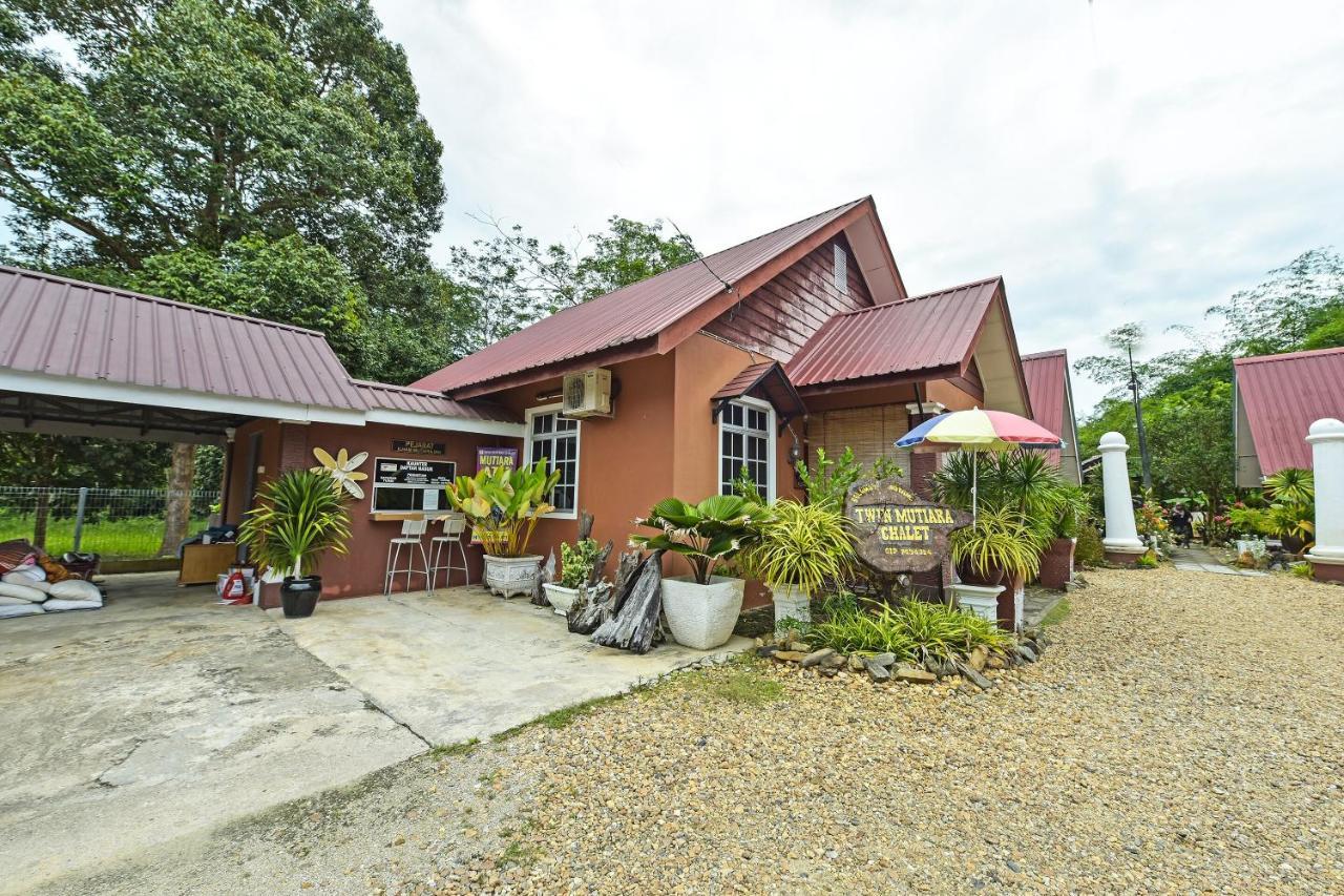 Oyo 90642 Twin Mutiara Chalet & Homestay Jeli Exterior foto